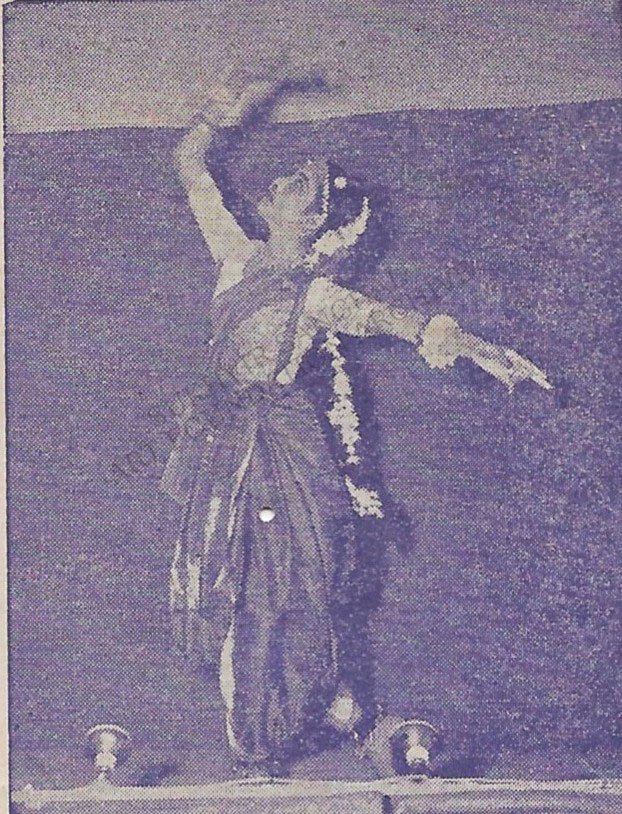 Prof.Sukhvir Sanghal teaching students at Kala Bharti, Prayag